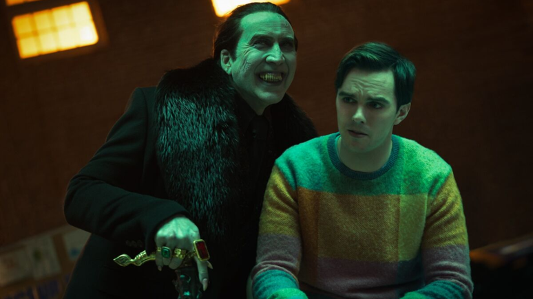 Nicolas Cage e Nicholas Hoult em cena de Renfield.