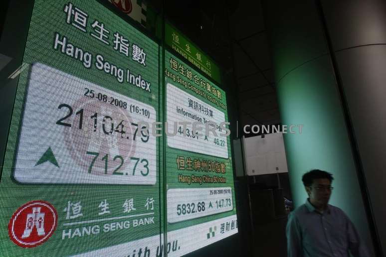 Telão com informações acionárias em banco de Hong Kong
25/08/2008
REUTERS/Bobby Yip   (CHINA)