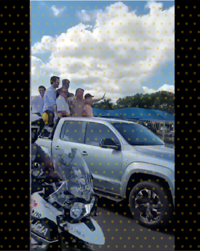 Jair Bolsonaro na carroceria de uma caminhonete durante motociata dia 30 de abril de 2023, em Ribeir&atilde;o Preto (SP).