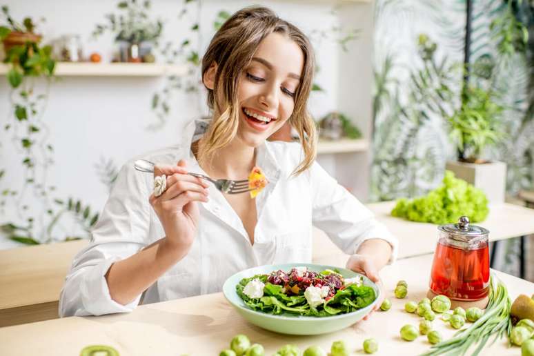 Para combater o estresse, controlar a alimentação é essencial