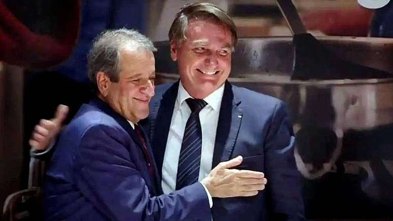 O presidente Jair Bolsonaro na cerimônia de filiação ao Partido Liberal, ao lado do presidente da legenda Valdemar da Costa Neto e do presidente da Câmara Arthur Lira.