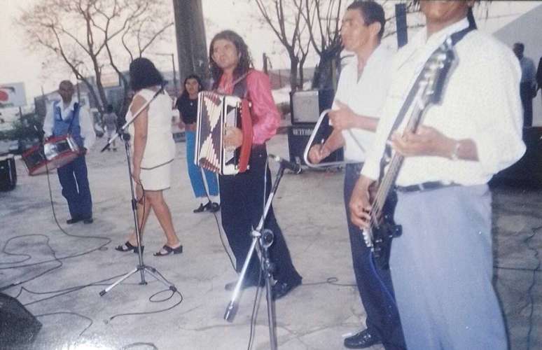 Apresenta&ccedil;&atilde;o de forr&oacute; na pra&ccedil;a em 2002