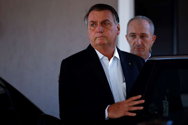 O ex-presidente brasileiro Jair Bolsonaro deixa sua casa após uma operação de busca, em Brasília, Brasil, 3 de maio de 2023. 