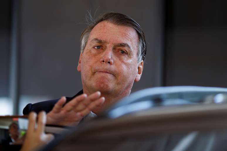 O ex-presidente brasileiro Jair Bolsonaro deixa sua casa após uma operação de busca, em Brasília, Brasil, 3 de maio de 2023. 