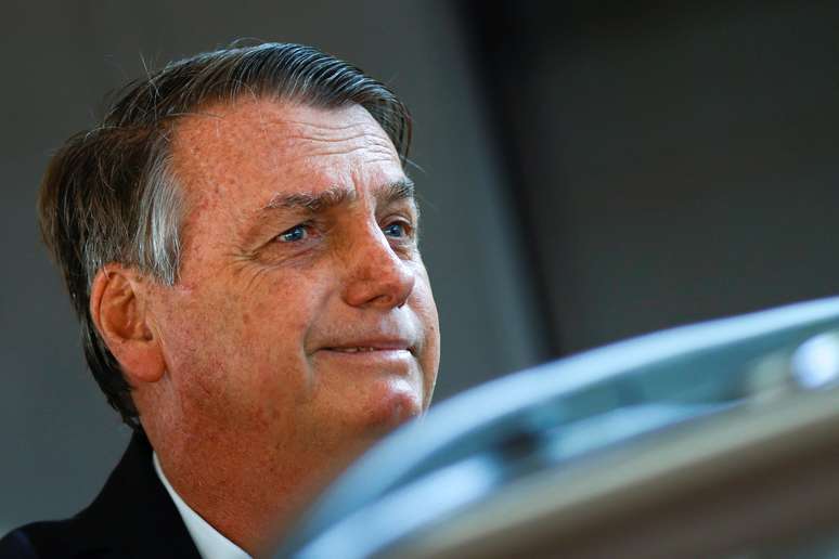 O ex-presidente brasileiro Jair Bolsonaro deixa sua casa após uma operação de busca, em Brasília, Brasil, 3 de maio de 2023.