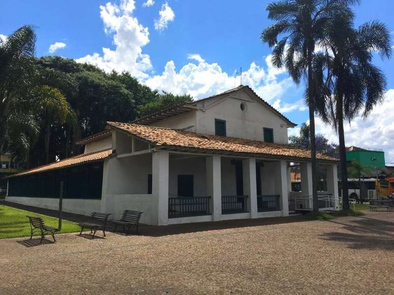 Capela de S&atilde;o Miguel Arcanjo est&aacute; localizada na Pra&ccedil;a do Forr&oacute; em frente &agrave; esta&ccedil;&atilde;o da CPTM