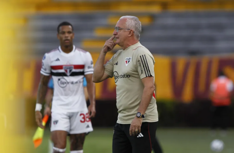 Dorival Jr. durante a partida contra o Tolina