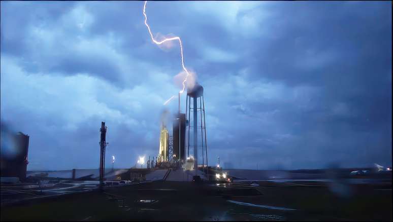 Raio atinge plataforma de lançamento da SpaceX