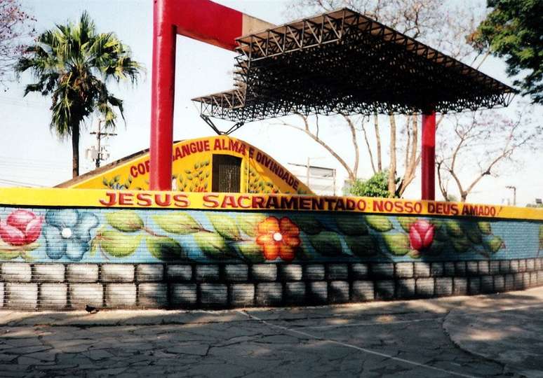 Palco com formato de chap&eacute;u de couro na Pra&ccedil;a Padre Aleixo Monteiro Mafra em 2006