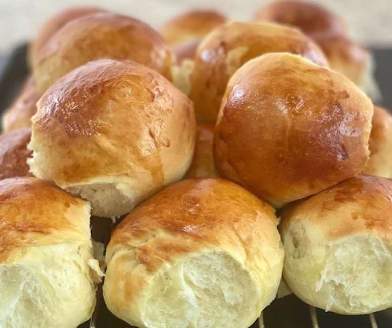 Pão de leite, caseiro, macio e fofinho, com ingredientes básicos