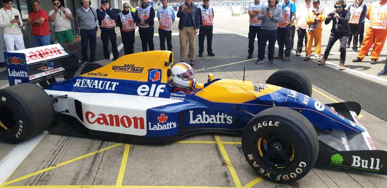 Vettel com a Williams FW14B em Silverstone. Mais uma vez, a dupla vai para pista