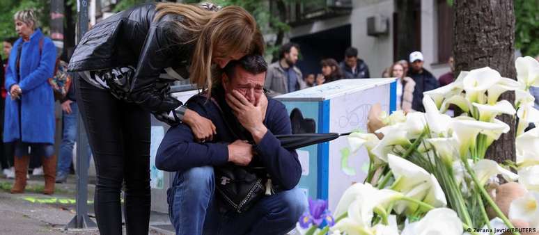 Moradores de Belgrado se emocionam em frente à escola onde ocorreu o crime