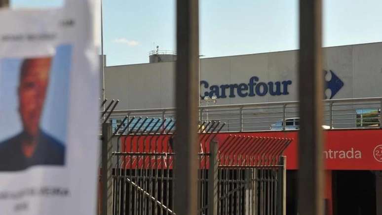 Imagem mostra uma foto de Beto Freitas colada em uma grade do Carrefour de Porto Alegre.