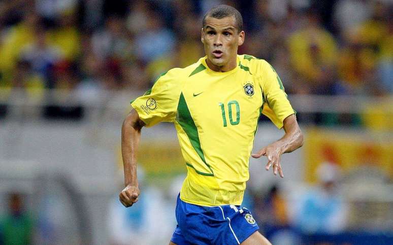 Rivaldo &eacute; &iacute;dolo do Barcelona, ganhou Bola de Ouro e Copa do Mundo pela Sele&ccedil;&atilde;o Brasileira