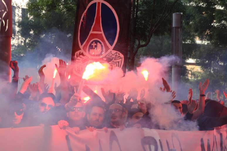 Protesto dos torcedores do PSG contra Messi e Neymar