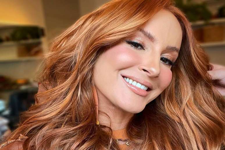 Cantora Claudia Leitte com o cabelo em tom loiro m&eacute;dio cobre 
