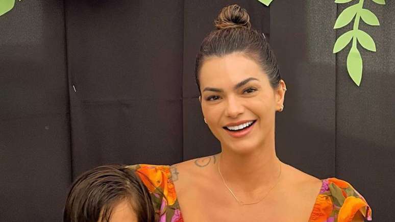 Kelly Key e filho ca&ccedil;ula