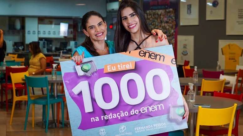 A professora Fernanda Pessoa e sua aluna nota 1000, Carina Moura
