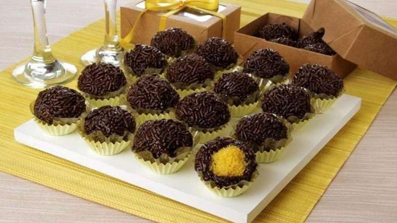 Brigadeiros recheados com bolo de cenoura