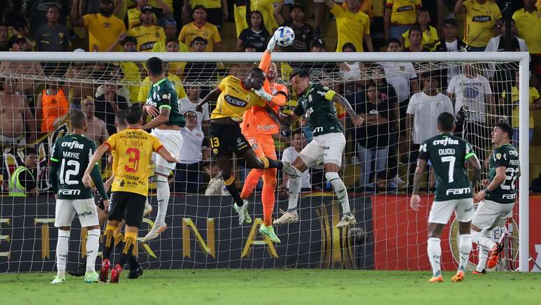 Score zero!  After the triumph in Libertadores, Palmeiras interrupts the awkward defensive sequence;  I wait