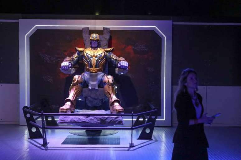 Um Thanos sentado em seu trono tamb&eacute;m est&aacute; na mostra.