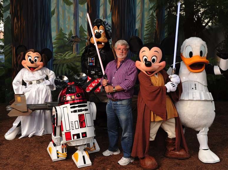 George Lucas vende em 2012 os direitos da sua obra Star Wars para a Disney.