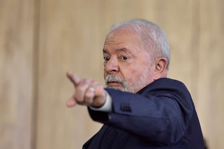 Bastidor: Lula se irrita com ministro por 'fuga' de reunião de mais de 9 horas