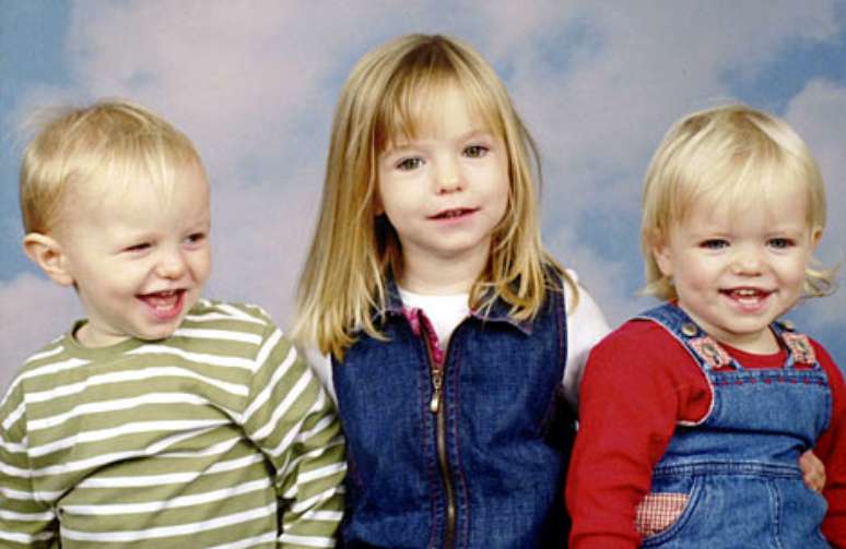 Madeleine McCann ao lado dos irmãos gêmeos Amelie e Sean