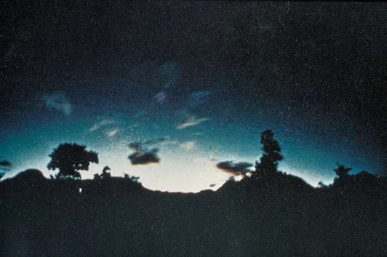  Luzes do terremoto capturadas sobre o Monte Kimyo, Japão, em 1968