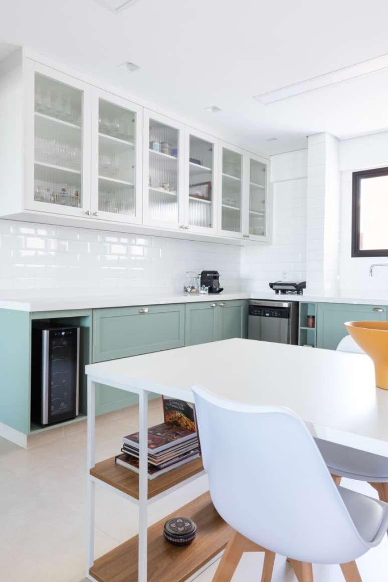 Cozinha proven&ccedil;al marcenaria verde parede ripada Est&uacute;dio Taco decoracao armarios mesa cadeira