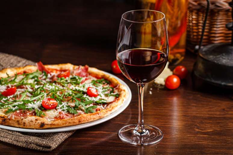 Pizzas como Marguerita harmonizam com vinhos tintos leves