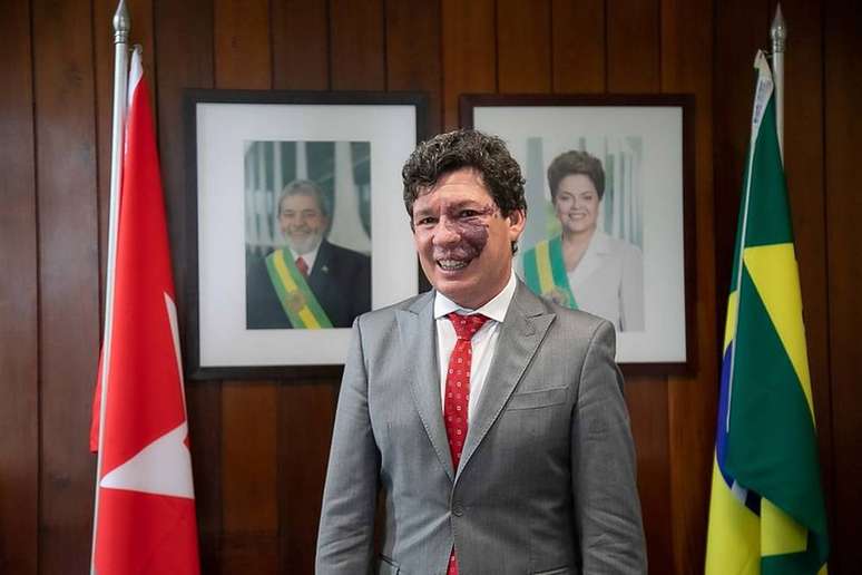 Deputado federal Reginaldo Lopes (PT/MG) em foto publicada em 2022 ao lado das bandeiras roubadas em 2023