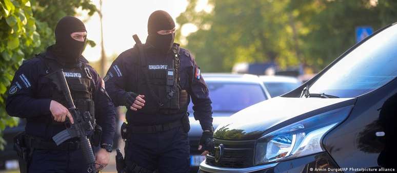 Policiais na cidade de Dubona, um dos palcos do segundo massacre em dias na S&eacute;rvia