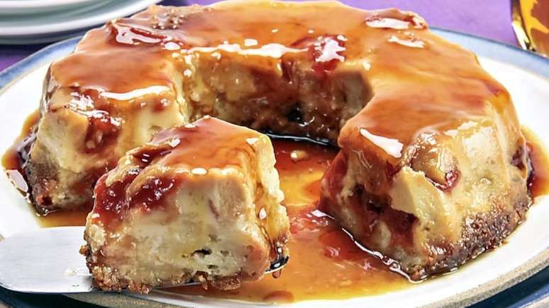 Pudim de p&atilde;o com goiabada