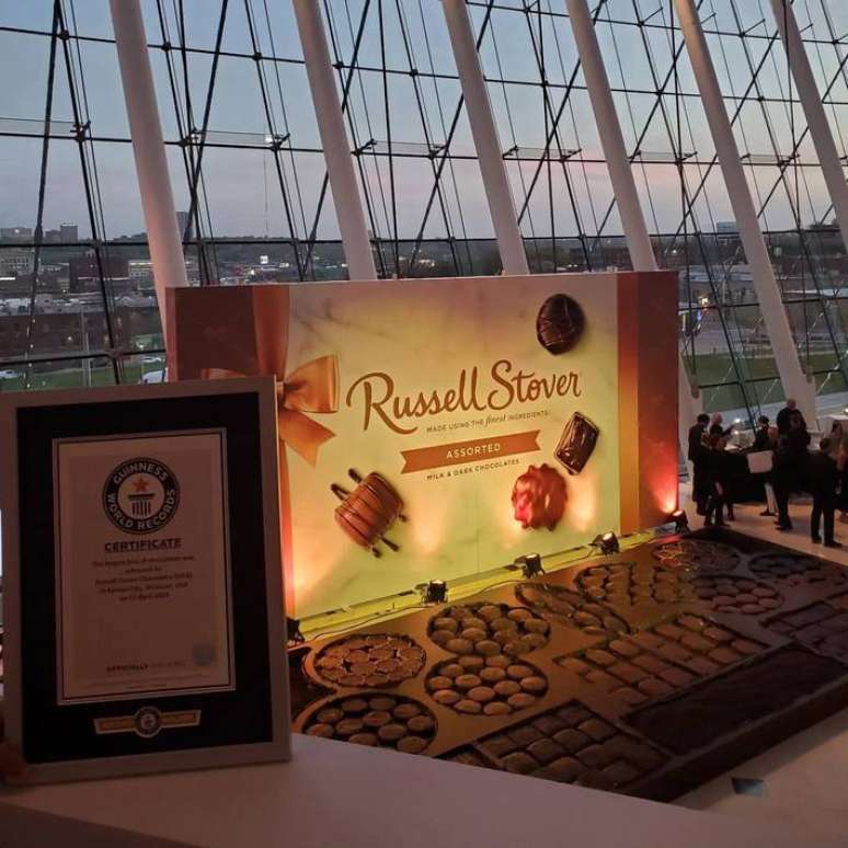 Maior caixa de chocolates do mundo pesa mais de 2 toneladas e bate recorde oficial do Guinness Book.