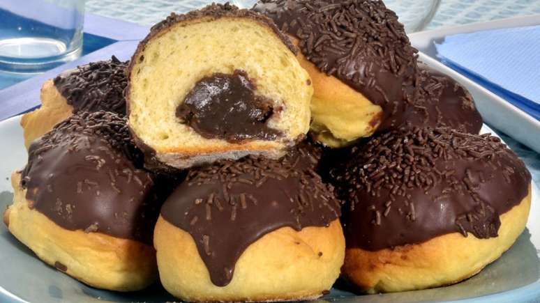 P&atilde;ozinho doce recheado com brigadeiro