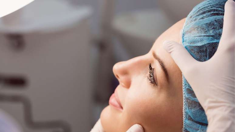 Conhe&ccedil;a riscos e limita&ccedil;&otilde;es da &lsquo;rinoplastia com fios&rsquo;, procedimento na moda no Brasil
