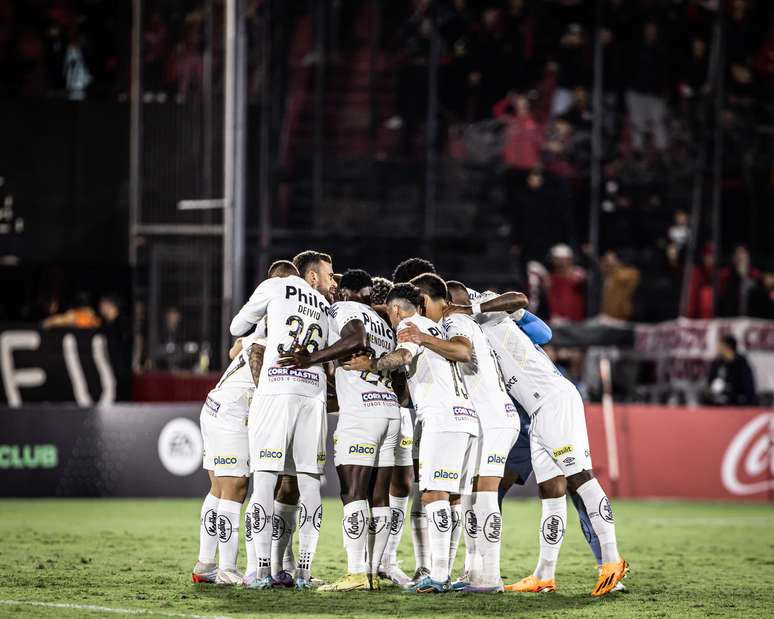 In a statement, Santos denies meeting and angering the cast after the marketing action with fans