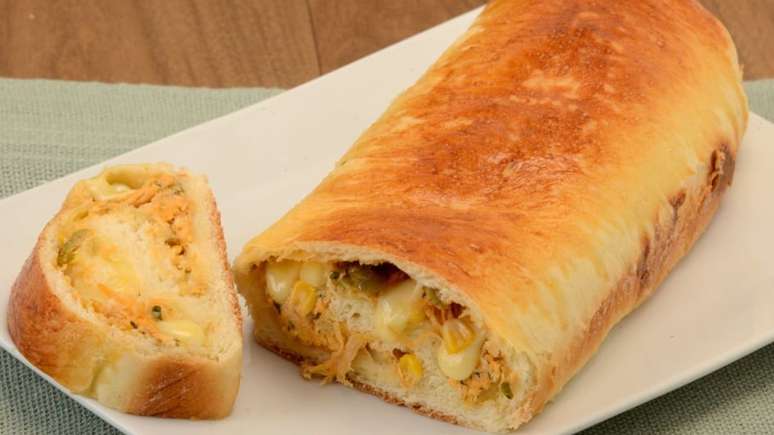 P&atilde;o recheado de frango e queijo