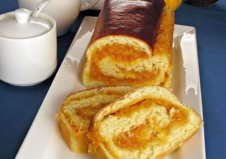 P&atilde;o recheado com doce de ab&oacute;bora e coco servido em prato branco