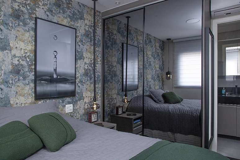 In the 'narrower' bedrooms, a great challenge is to bring devices that meet the demand for storage spaces.  Intelligent planning is carpentry's greatest ally.  In this bedroom of a young couple, the architect Cristiane Schiavoni has designed the side wardrobe with traditional measurements to mainly contain hangers for long dresses.  To complete, at the foot of the bed he found a precious solution: instead of the wall that separated the bedroom from the living room, its removal gave way to the carpentry that separates the rooms and, at the same time, was perfect for containing pieces folded, like T-shirts.
