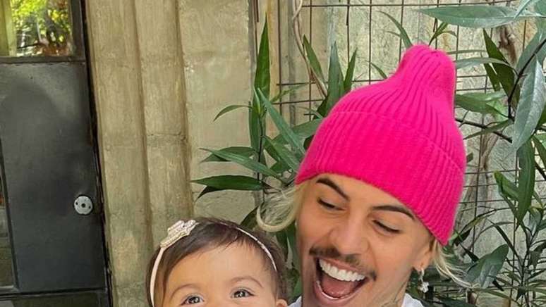 Next to her daughter Pietra, Biel stops the web with such tenderness