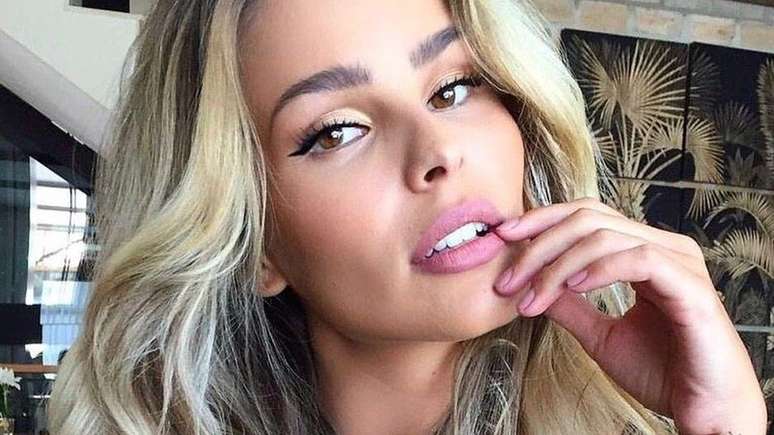 Yasmin Brunet finds an unusual excuse to be involved in a car accident