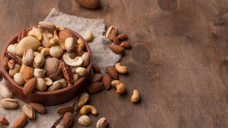 Especialista aponta alimentos que beneficiam uma rotina regular de sono