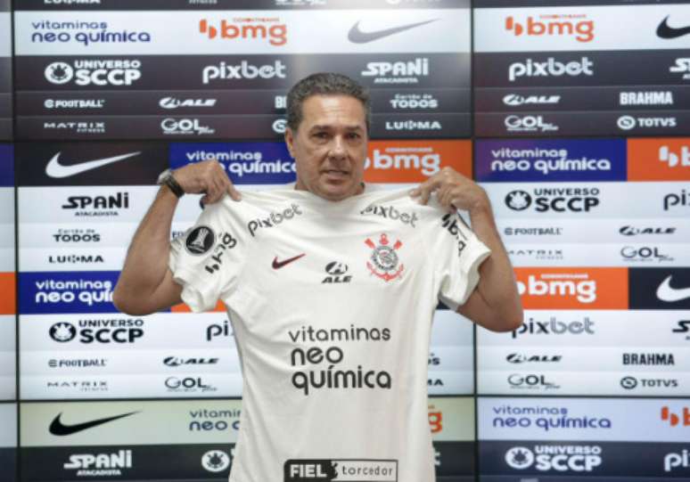 Luxemburgo faz pedido para torcida do Corinthians: "Jogadores precisam ser abra&ccedil;ados"