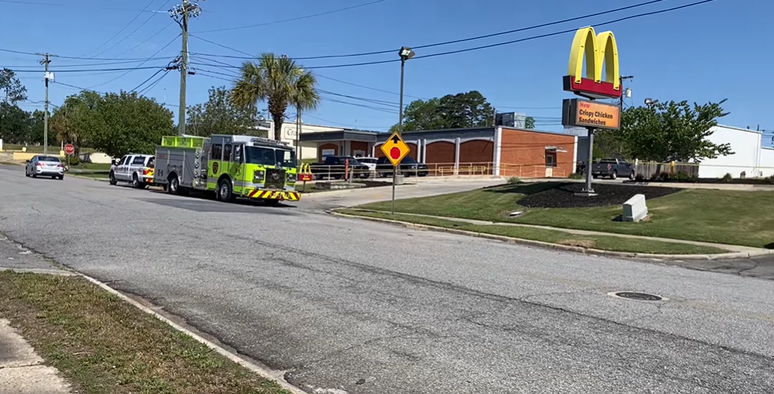 Polícia local isolou McDonald's para realização da perícia após assassinato de gerente nos EUA