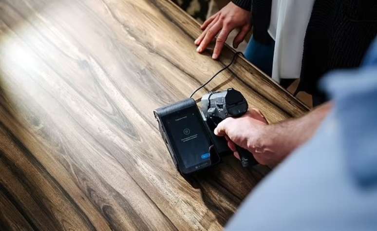 Arma &eacute; ativada ap&oacute;s reconhecimento facial e de impress&atilde;o digital