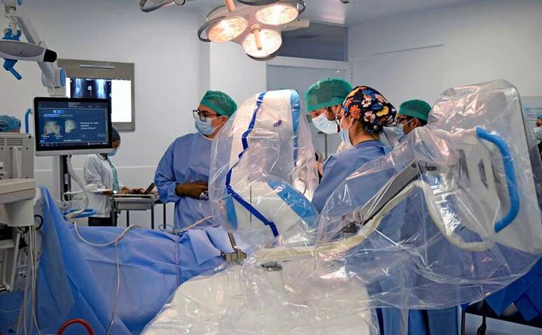 Robô Rosa Knee System em procedimento cirúrgico 
