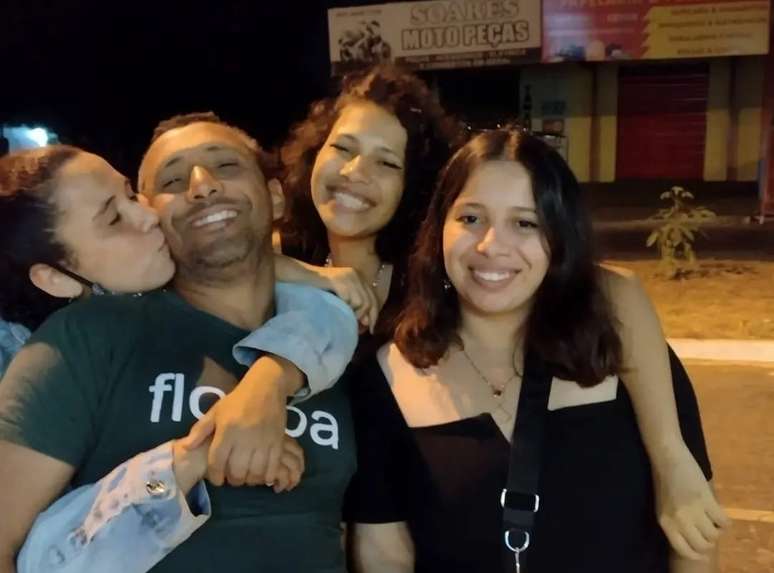 Adenilton e suas tr&ecirc;s filhas. Sara, de 21 anos, cursa Letras. Mariana, de 23, se forma em Direito neste ano. J&aacute; Ester, de 18 anos, iniciou Nutri&ccedil;&atilde;o.