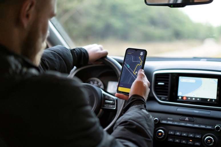 Celular ao volante: confira o que você precisa saber a respeito.